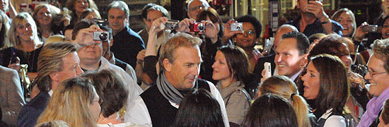 Hollywood Star Kevin Costner haunah zum anfassen im XXXLutz Aschheim (Foto: Nathalie Tandler)